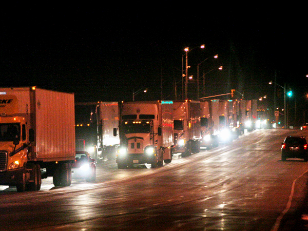 SNAPSHOT - Computer outage at US Customs causes massive traffic back-up in Windsor